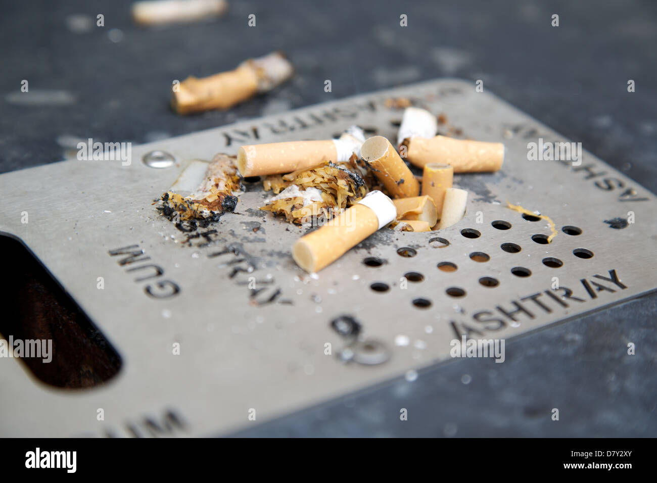 Öffentlichen Aschenbecher mit Zigarettenkippen Stockfoto