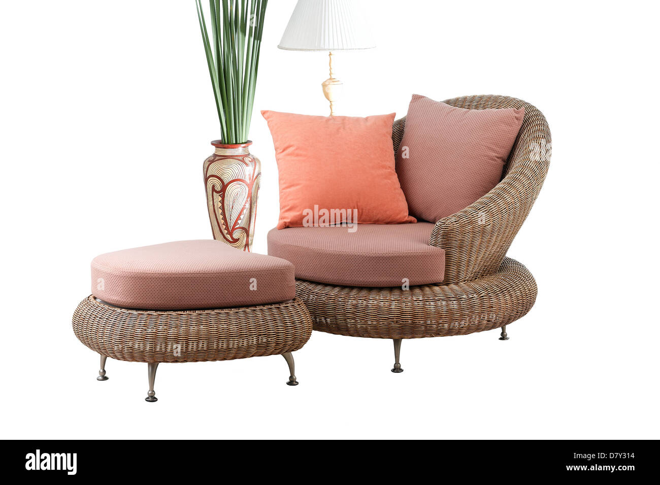Ein modernes Design aus Rattan Sofa und Hocker mit schönen Kissen Stockfoto