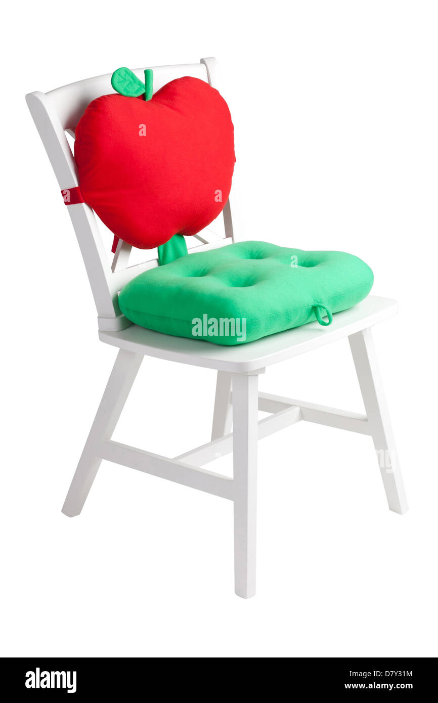 Einen weißen Holzstuhl mit einem niedlichen Kissen und Polster Stockfoto