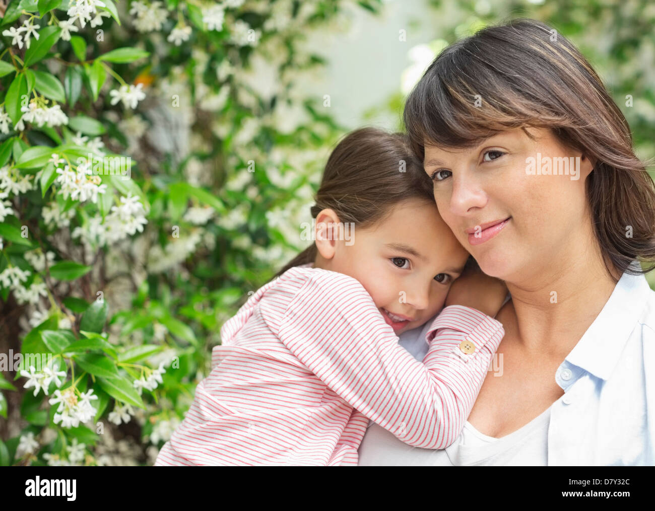 Mutter mit Tochter im freien Stockfoto