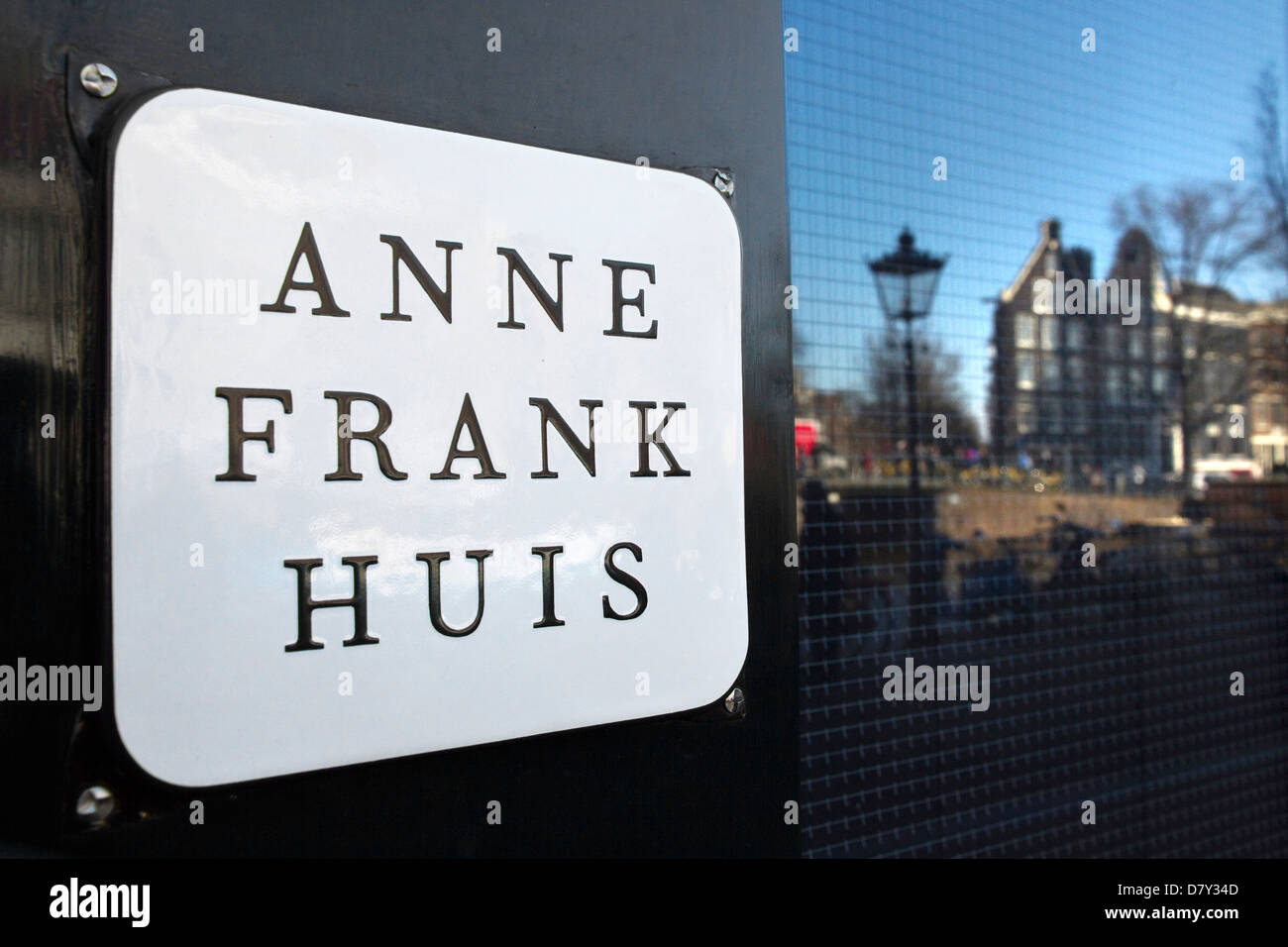 Namensplakette an Wand und Reflexionen im Fenster des Anne Frank House, Prinsengracht, Amsterdam, Niederlande Stockfoto