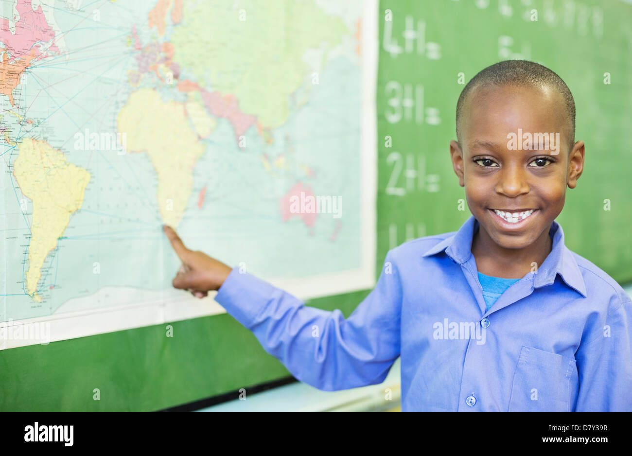 Student mit Weltkarte in Klasse Stockfoto