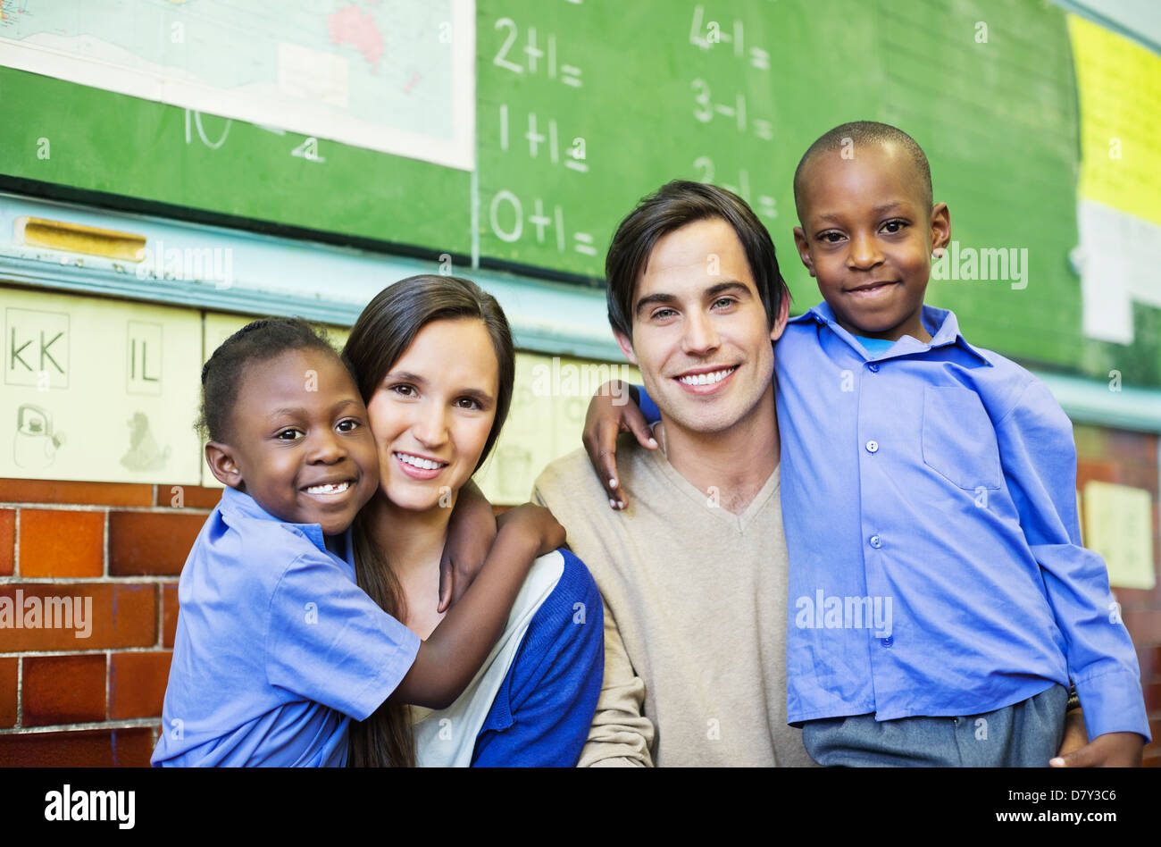 Lehrer und Schüler lächelnd in Klasse Stockfoto