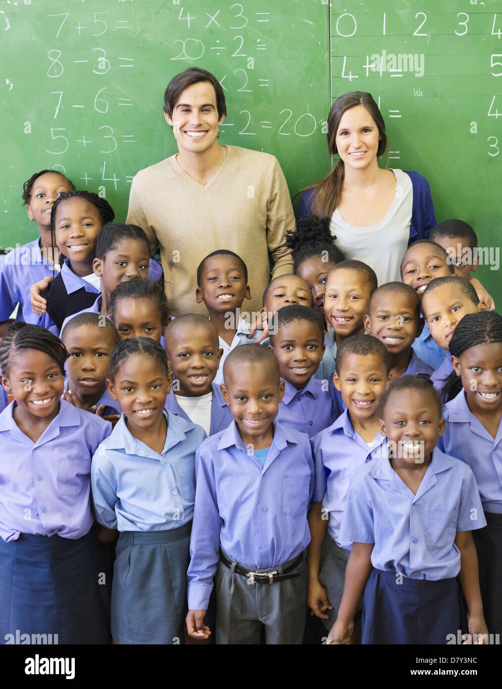Schüler und Lehrer lächelnd in Klasse Stockfoto