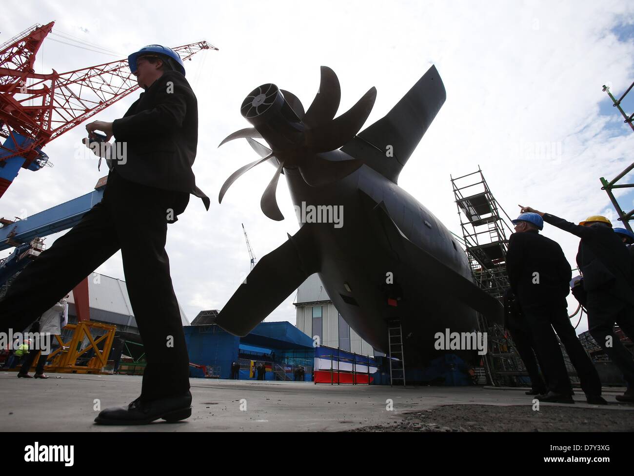 Kiel, Deutschland. 15. Mai 2013. Menschen besuchen die Taufzeremonie