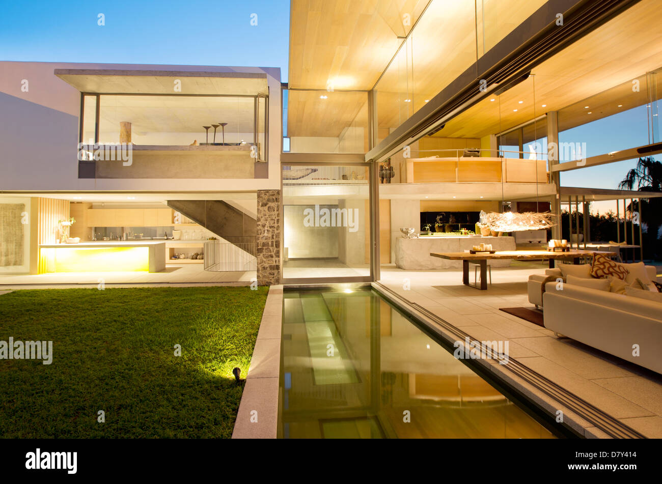 Schwimmbad und Terrasse des modernen Hauses Stockfoto