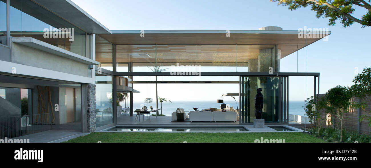 Terrasse und Pool des modernen Hauses Stockfoto