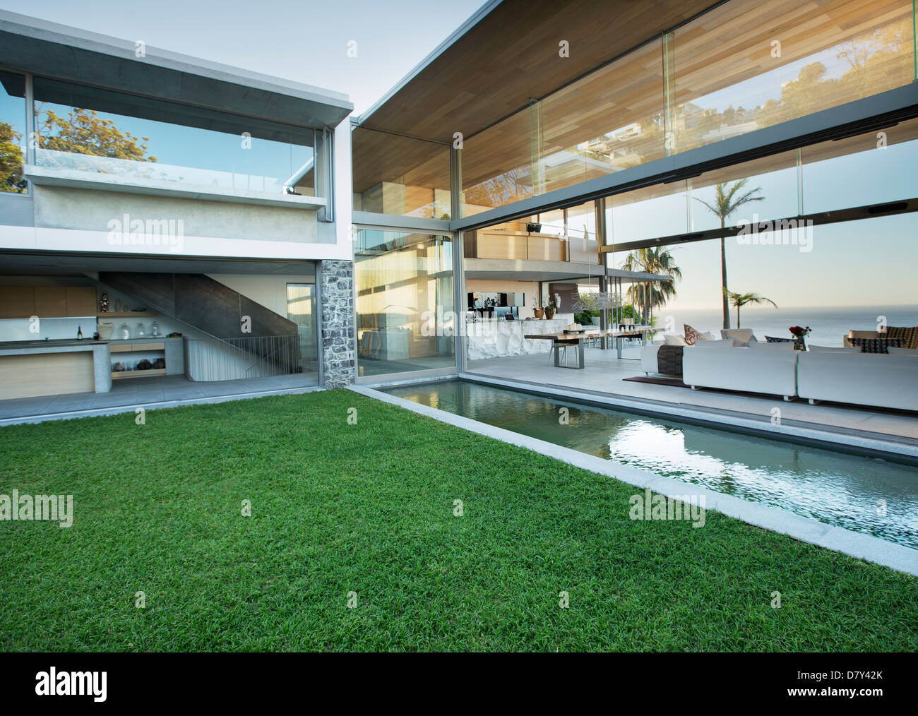 Schwimmbad und Terrasse des modernen Hauses Stockfoto