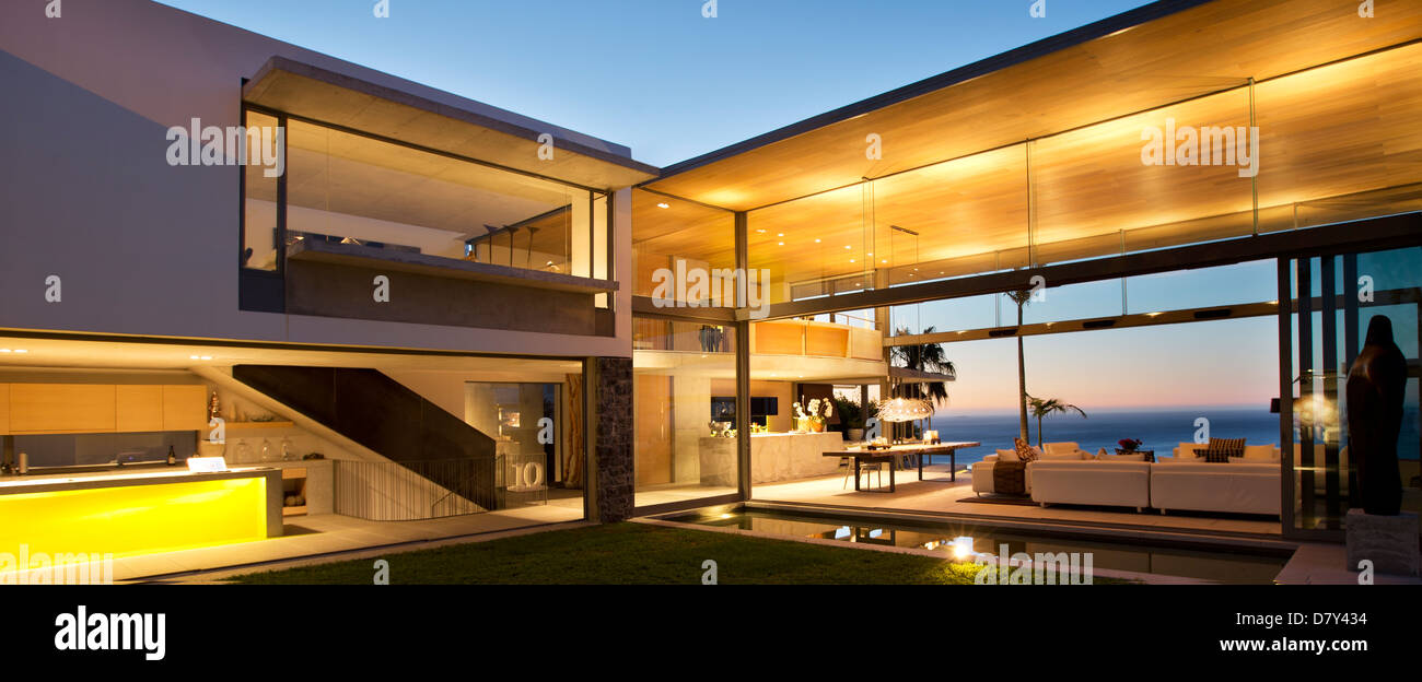 Beleuchteten Innenhof des modernen Haus Stockfoto