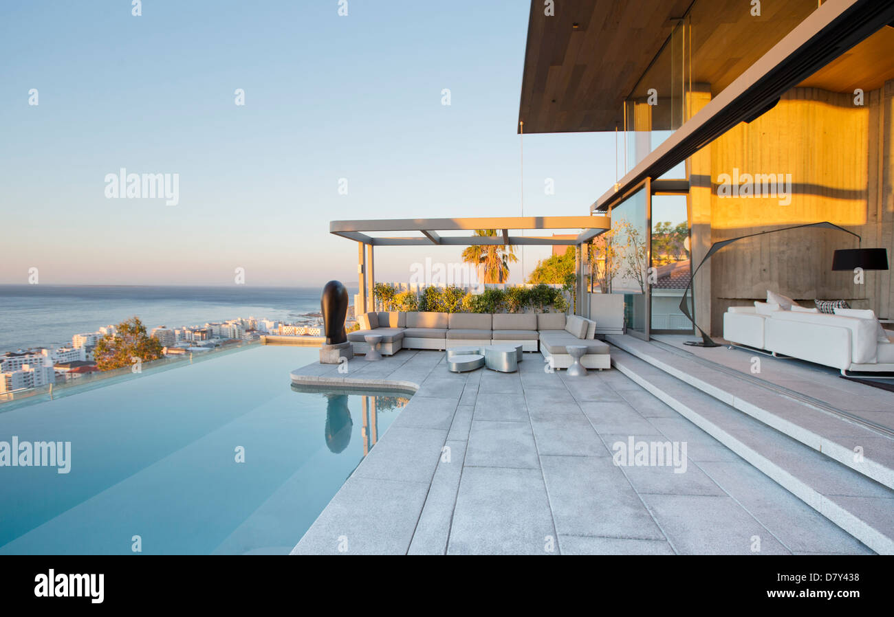 Infinity-Pool und Terrasse des modernen Hauses Stockfoto