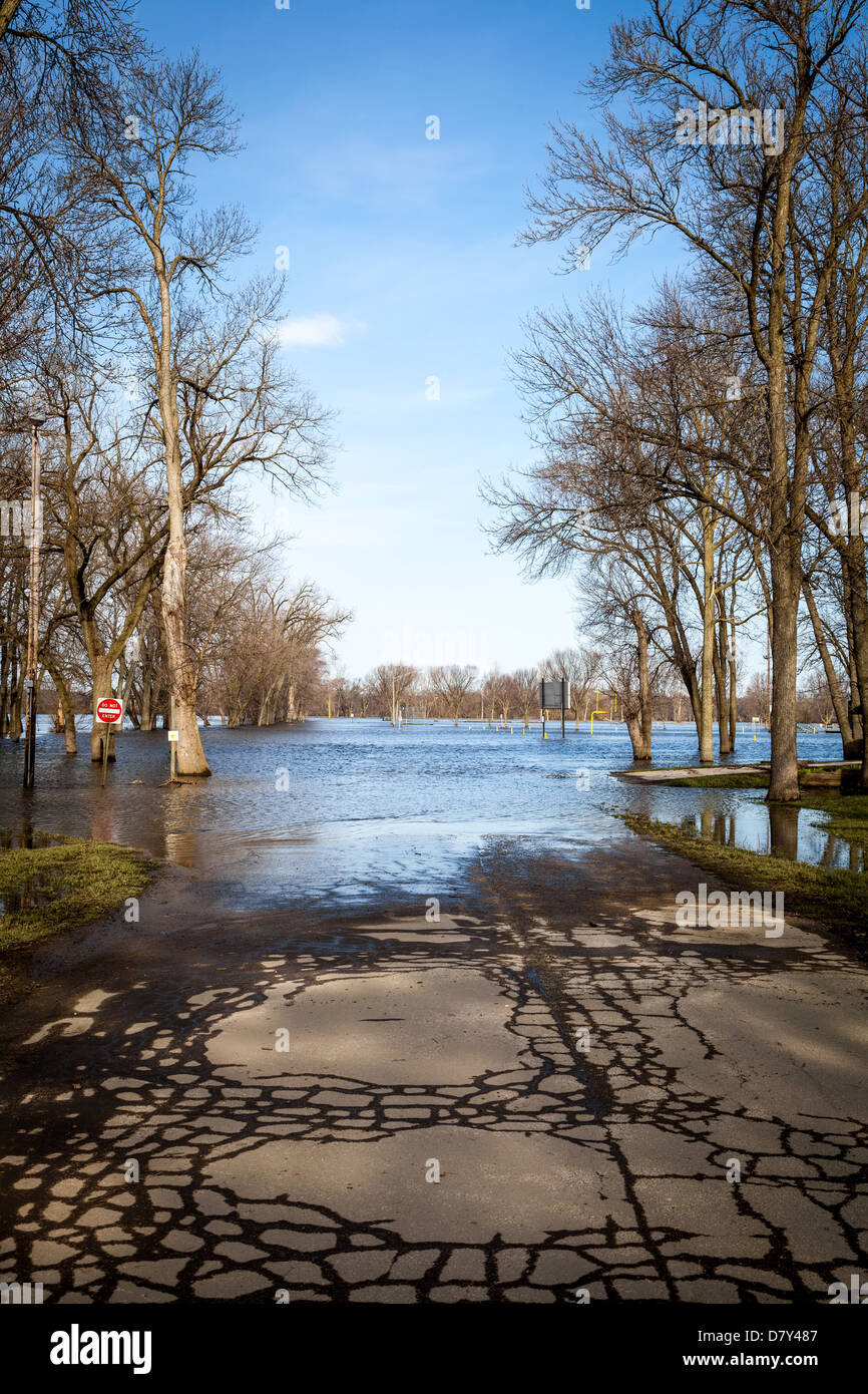 Rock River überläuft und Überschwemmungen einen park Stockfoto