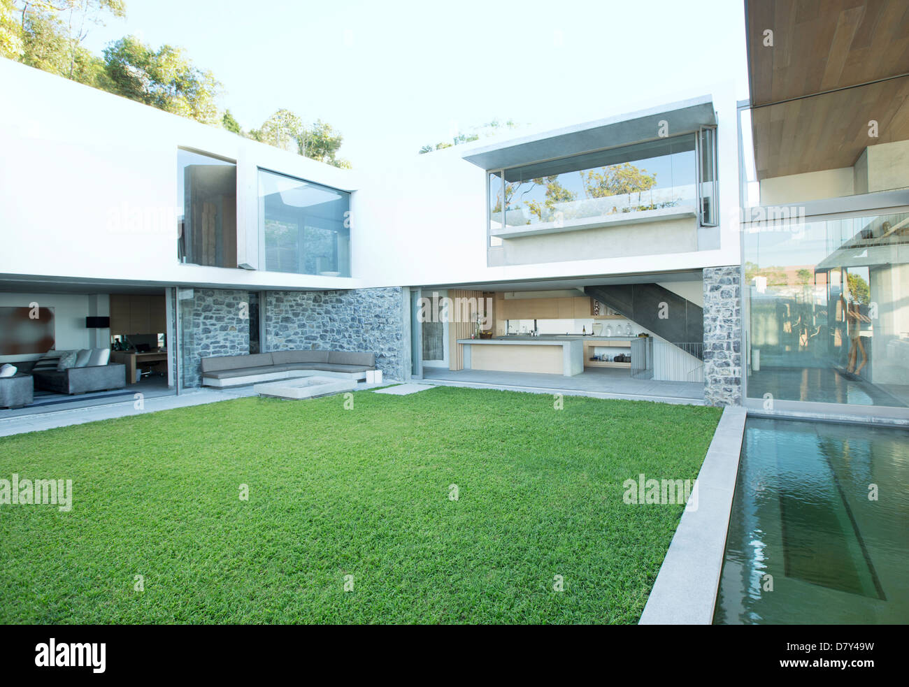 Grünen Rasen in moderne Hinterhof Stockfoto