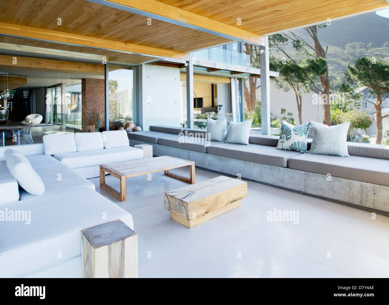 Sofas und Tischen auf moderne Terrasse Stockfoto