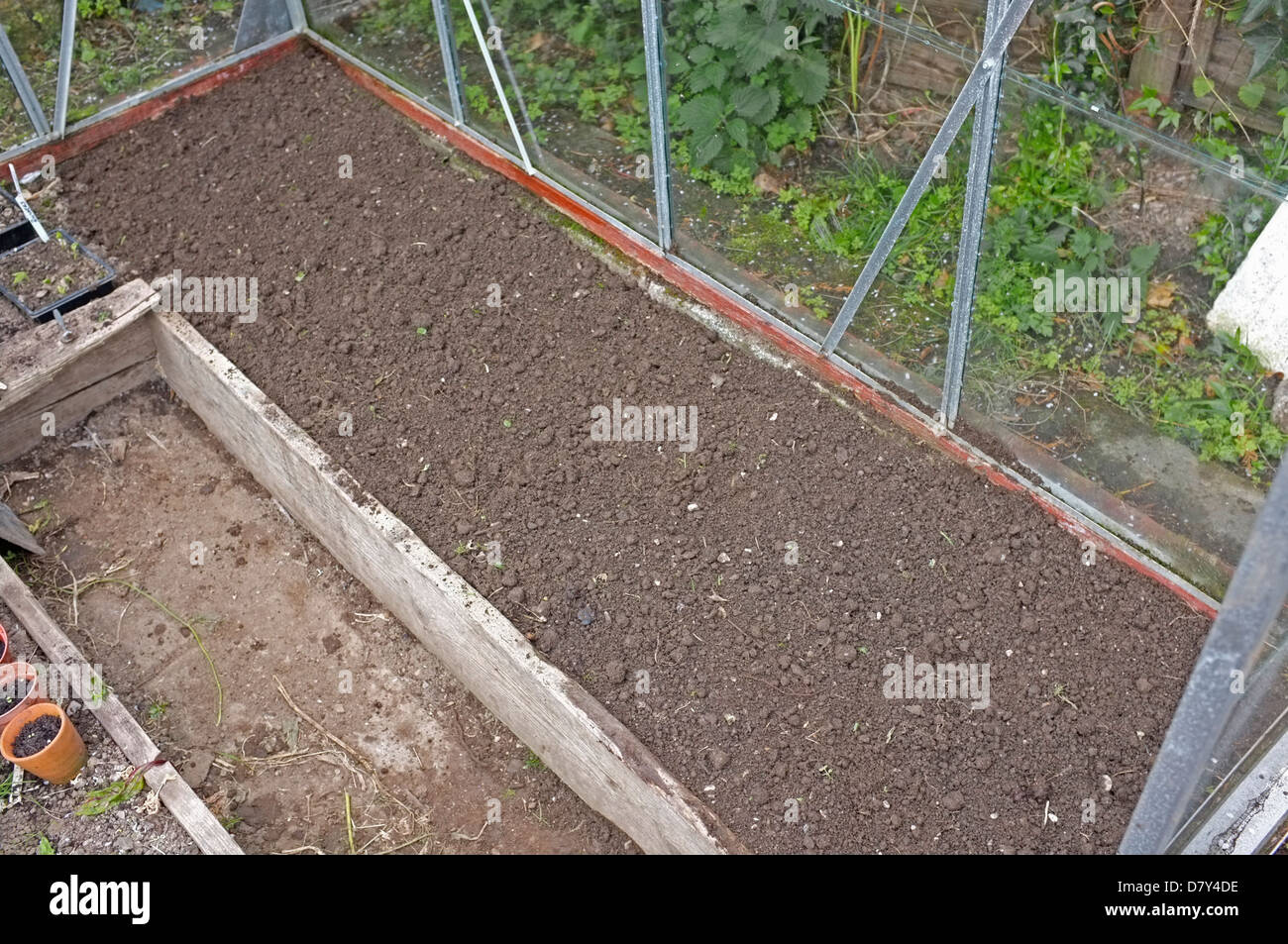 Eine leere Gewächshaus Bett warten bis gepflanzt werden Stockfoto