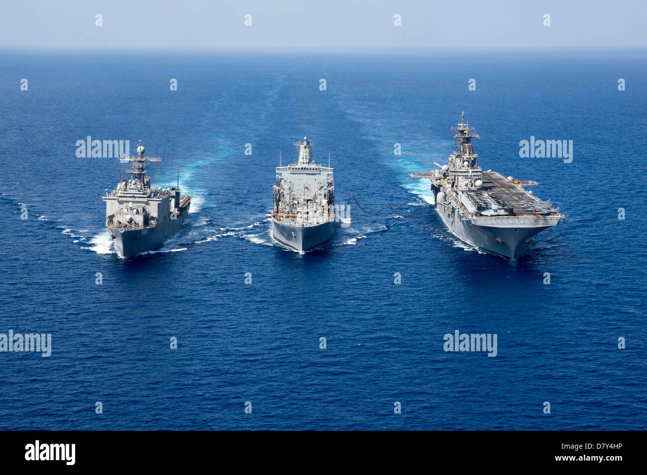 USS Kearsarge und USS Carter Hall führen ein Nachschub auf dem Meer. Stockfoto