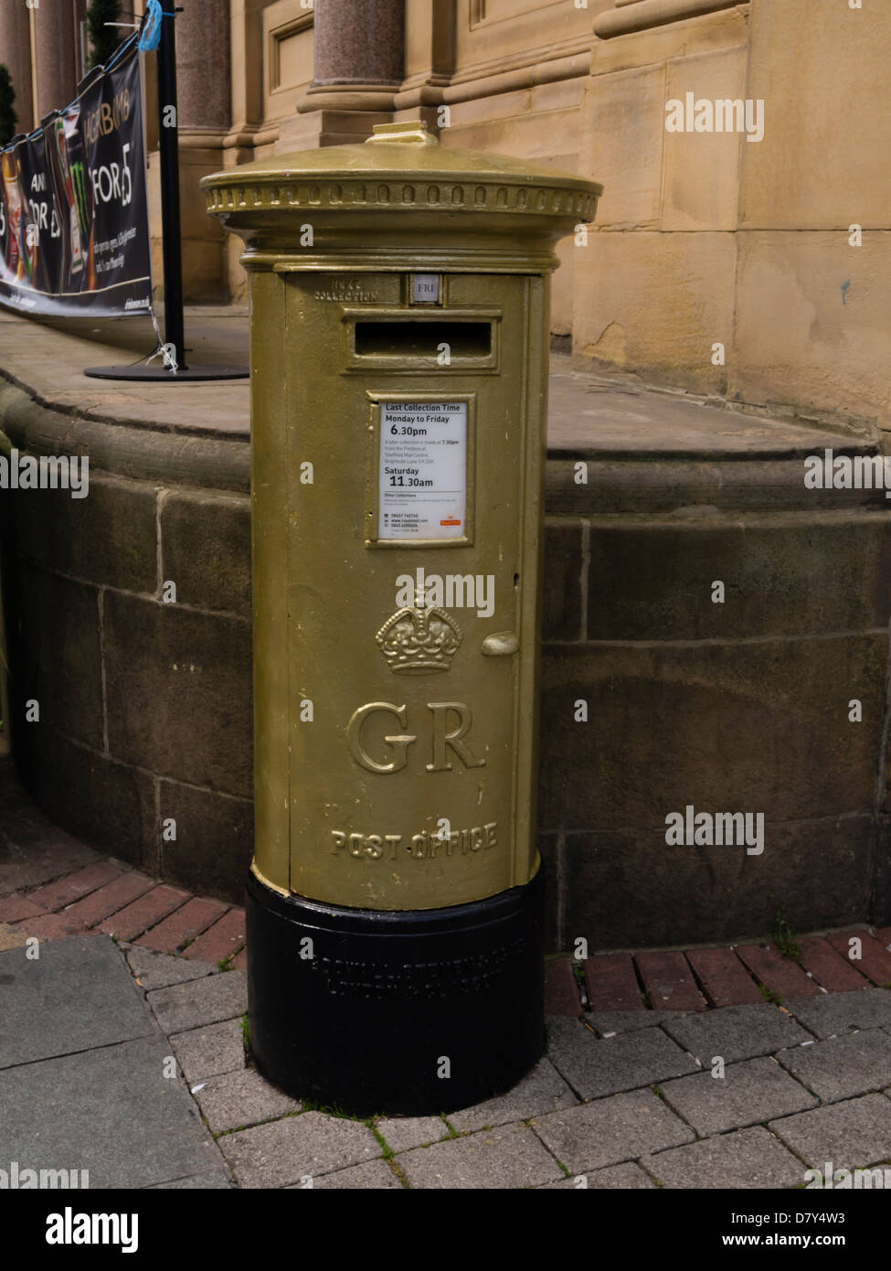 Gold lackiert Briefkasten in Sheffield, Olympiasieger Jessica Ennis  Sheffield Stadtzentrum South Yorkshire England zu feiern Stockfotografie -  Alamy