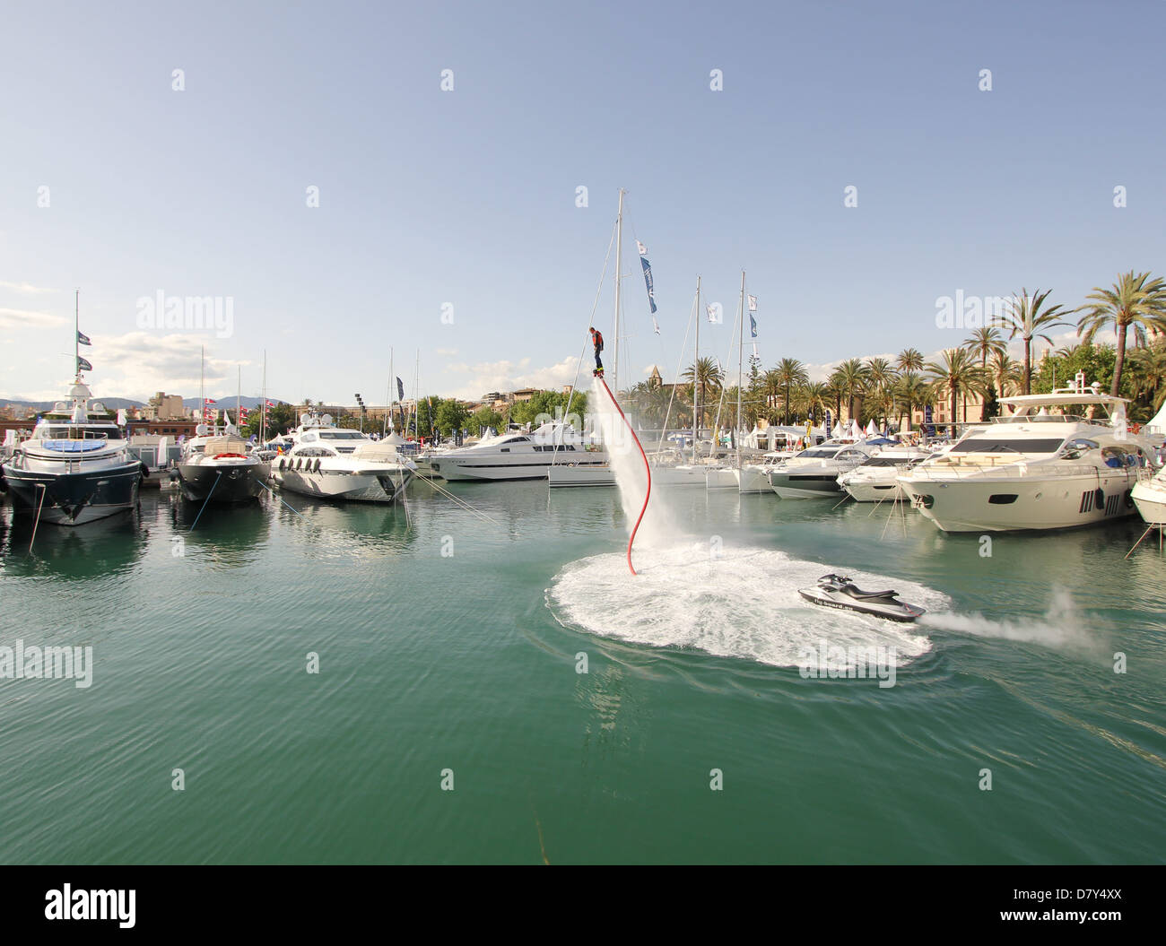 Palma International Boat Show 2013 - Kabarett Zeit mit freundlicher Genehmigung von Lindsay McQueen demonstriert ein Flyboard - Moll Vell / Old Quay Stockfoto