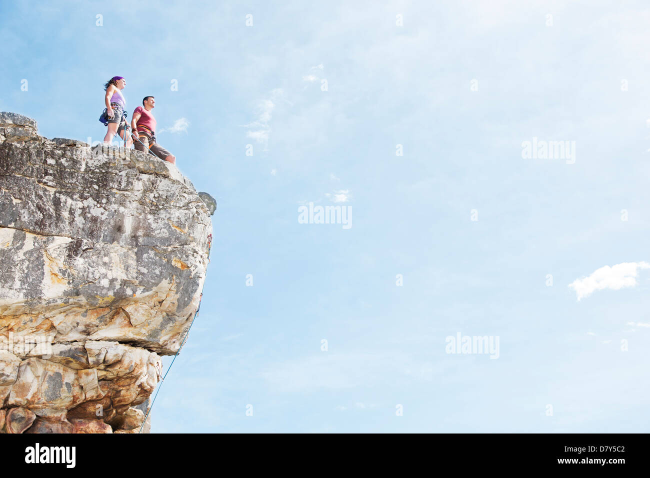 Kletterer auf felsigen Hügel stehend Stockfoto