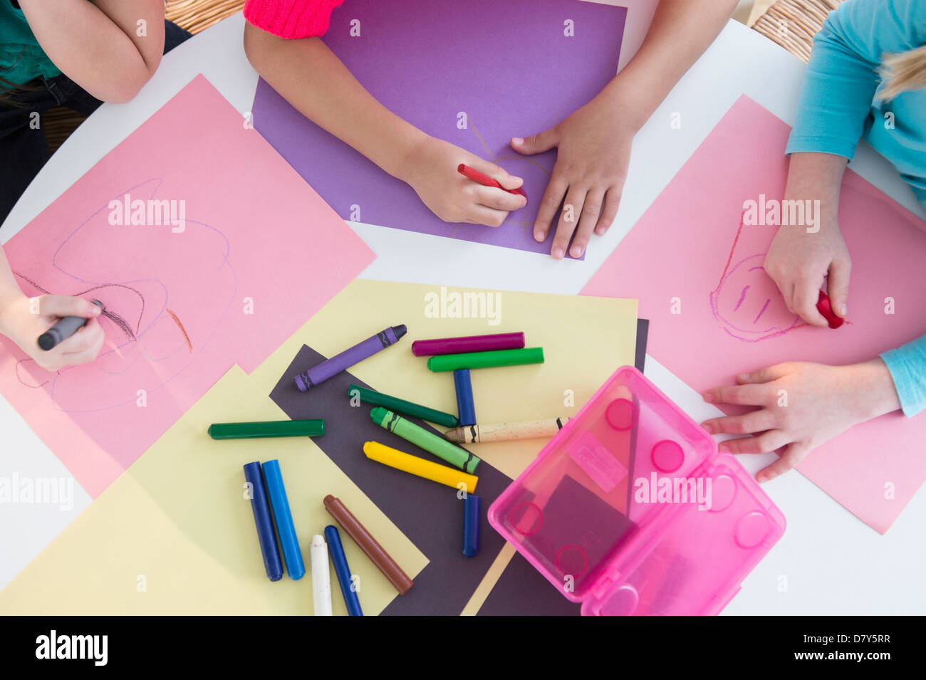 Mädchen am Schalter Färbung Stockfoto