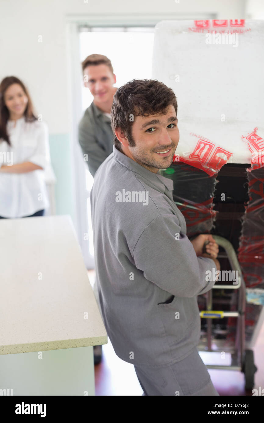 Arbeiter drehen Gerät in Küche Stockfoto
