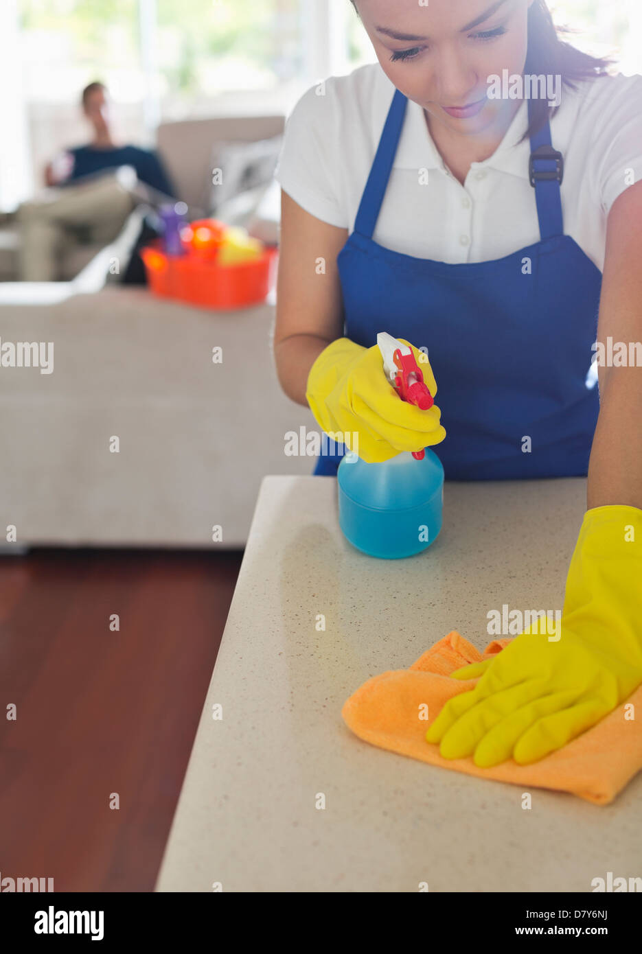 Magd Reinigung Küchentheke Stockfoto