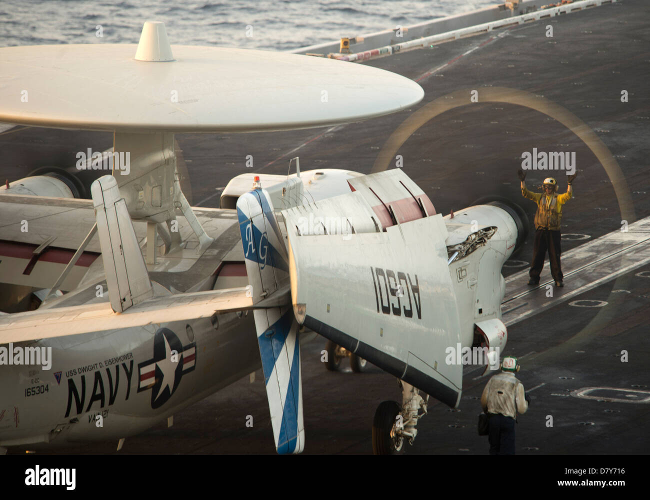 Hawkeye bewegt sich auf Katapult an Bord der USS Dwight D. Eisenhower. Stockfoto