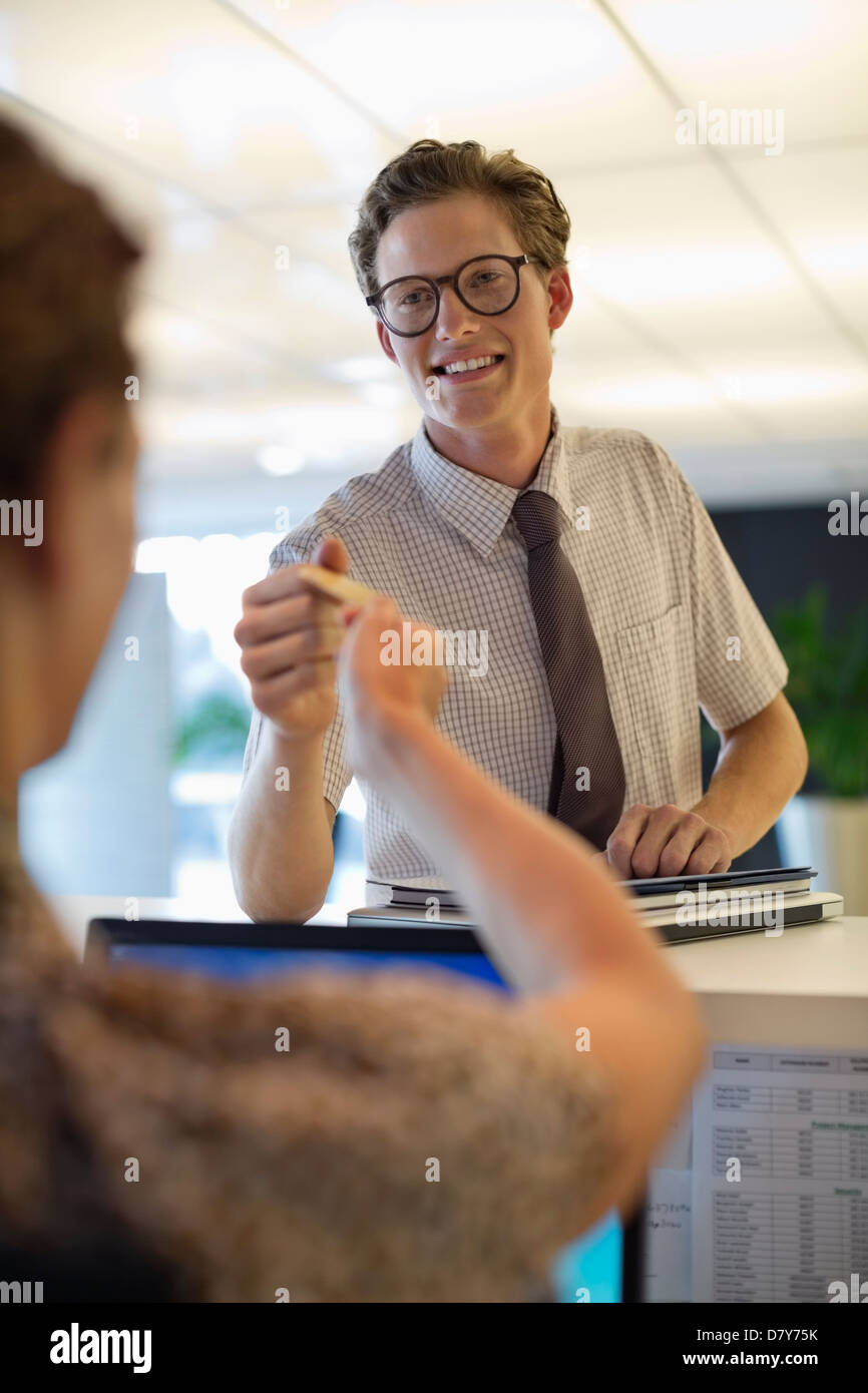 Geschäftsleute, die Austausch von Karten im Büro Stockfoto