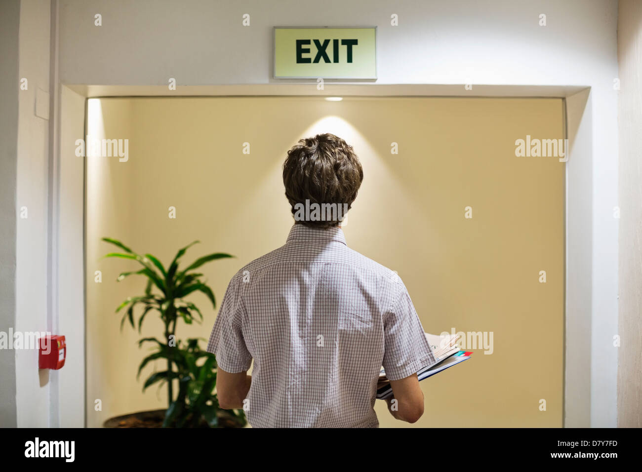 Geschäftsmann, Prüfung 'Exit' Zeichen im Büro Stockfoto