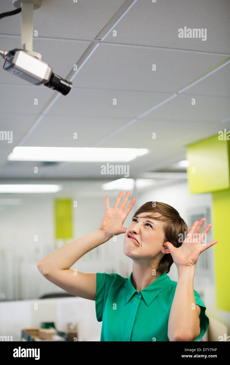 Geschäftsfrau, so dass Gesicht an Überwachungskamera Stockfoto