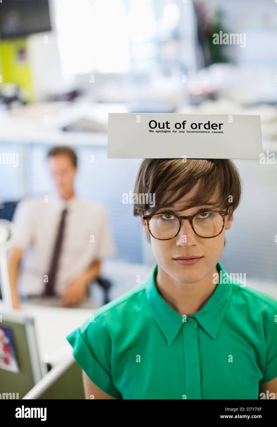 Geschäftsfrau, tragen 'außer Betrieb' Zeichen Stockfoto