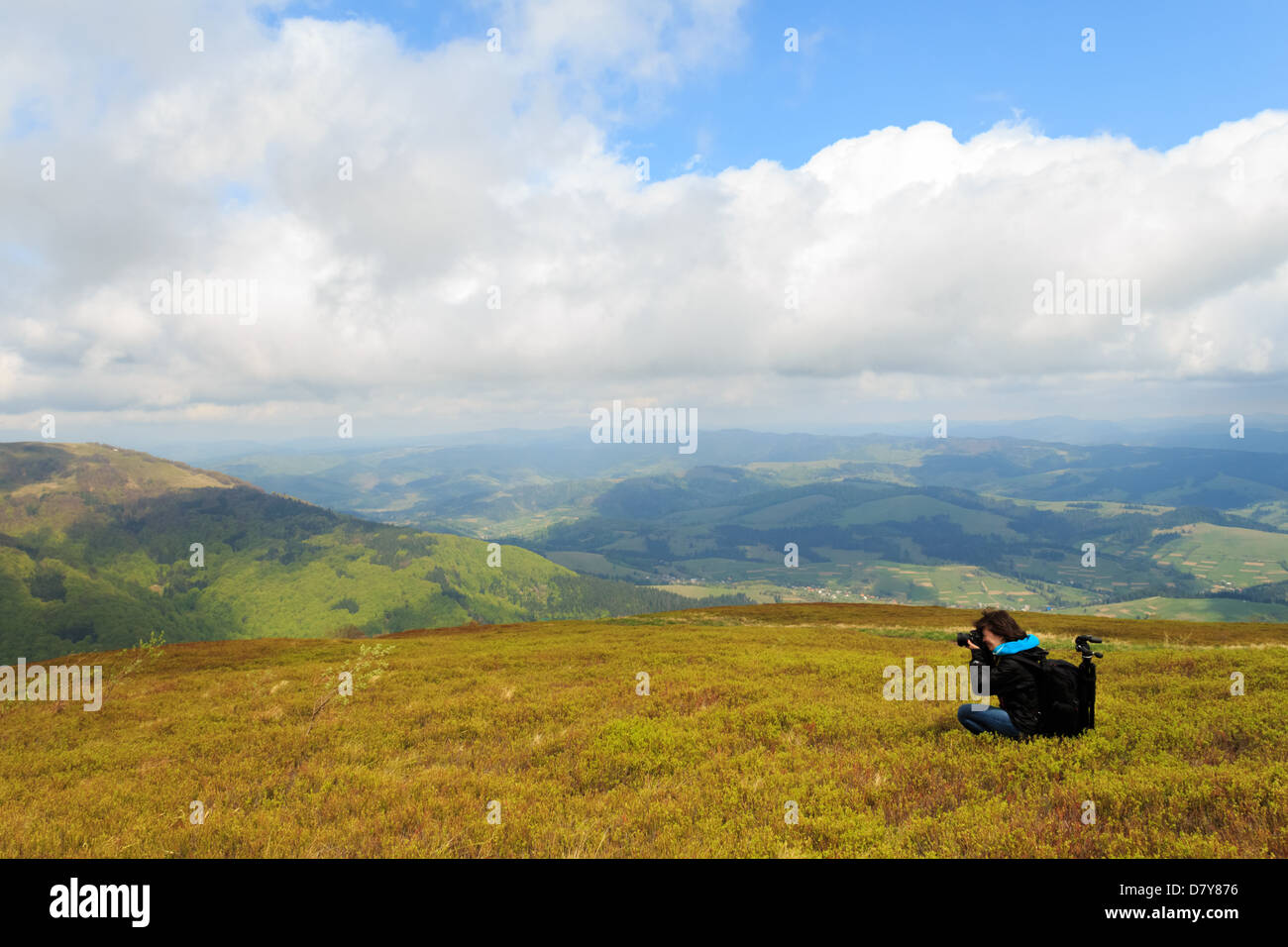 Fotografen fotografieren Frühlingslandschaft beim Mount Gemba in Karpaten Stockfoto