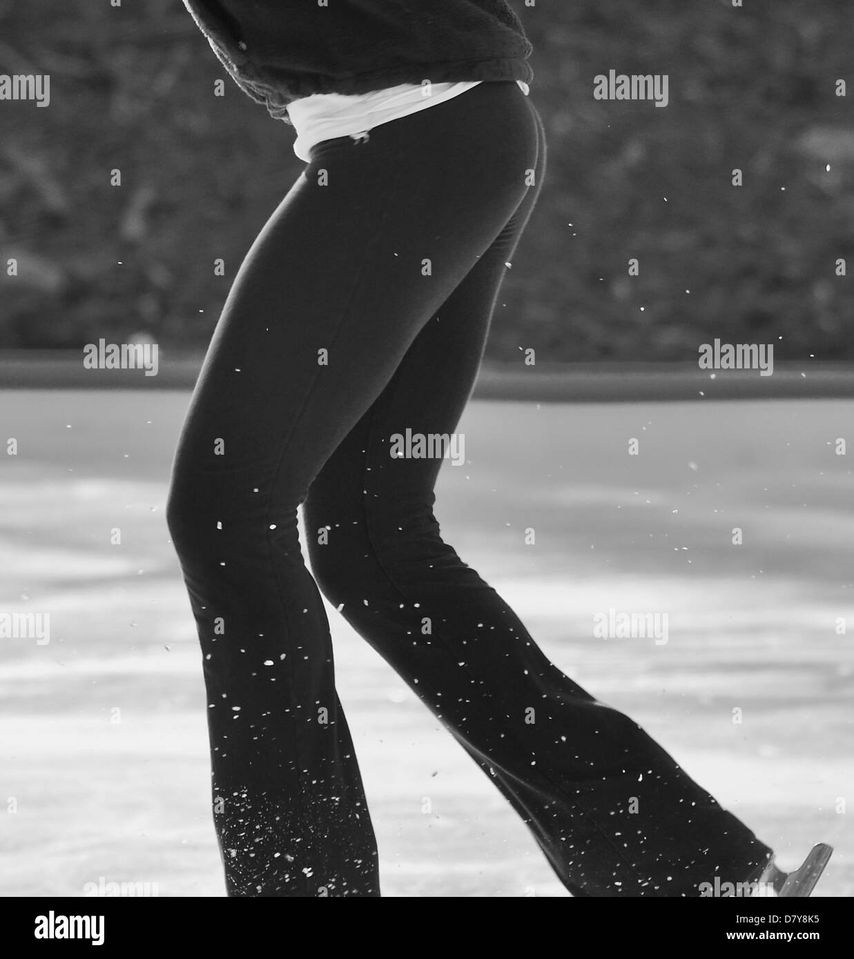 Schwarz / weiß abgeschnitten Bild der eine Eis-Skater-Spinnerei Stockfoto