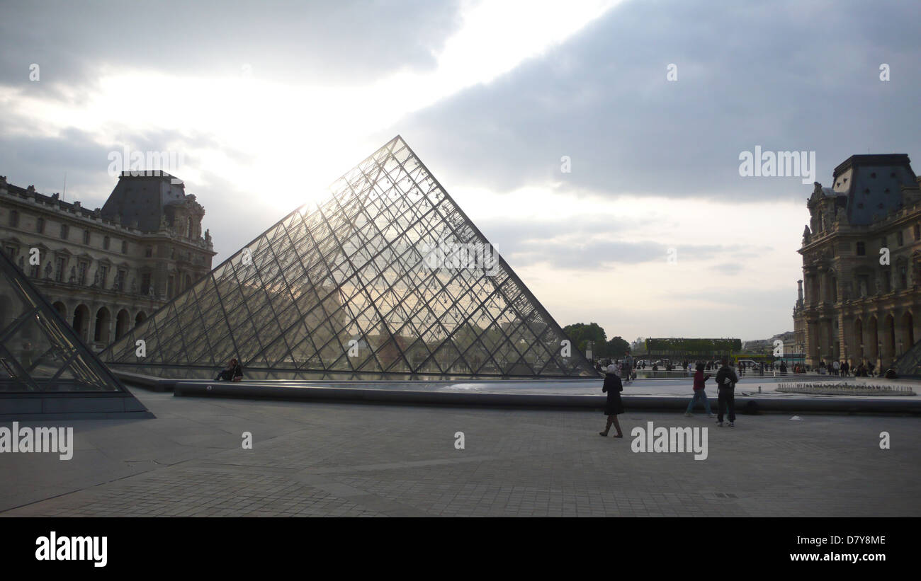 Der Louvre in Paris, Frankreich ist eines der größten Museen der Welt. Stockfoto