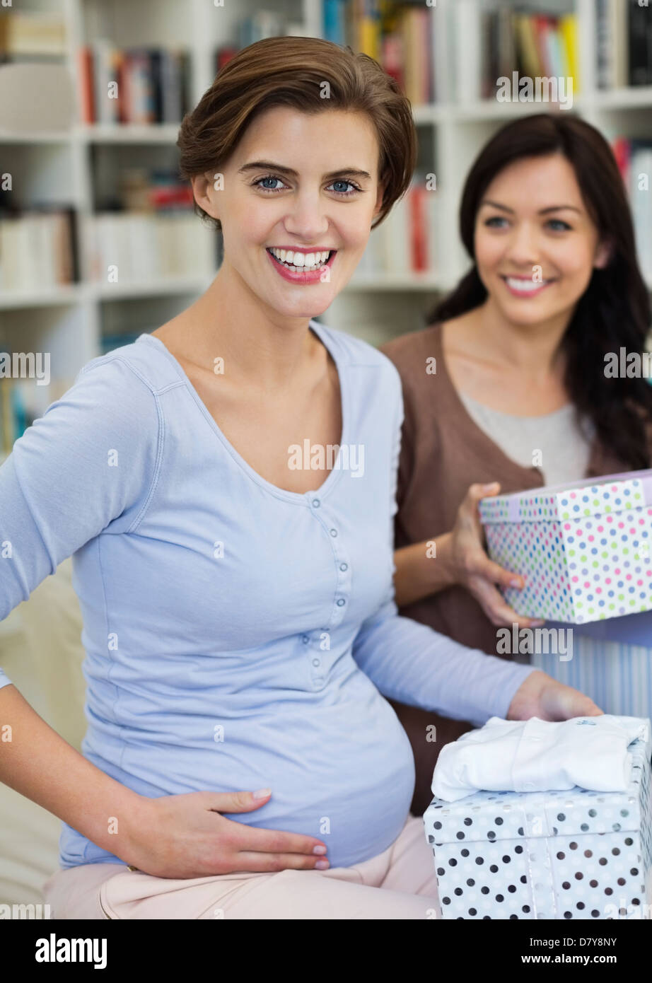 Schwangere Frau mit Baby-Dusche Stockfoto