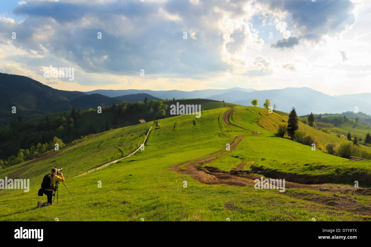 Fotografen fotografieren Frühling ländlichen Landschaft in Mizhhiria, Karpaten Stockfoto