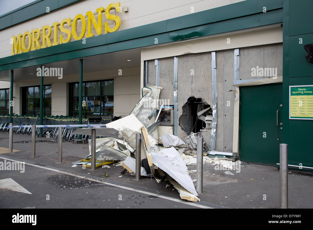 London, Großbritannien. 15 Mai, 2013. Die Szene nach einer Nacht im Loch in der Wand Angriff auf die ATM in Morrisons Supermarkt an der Stirling Retail Park, Stirling Ecke, Borehamwood, Greater London England Großbritannien Stockfoto