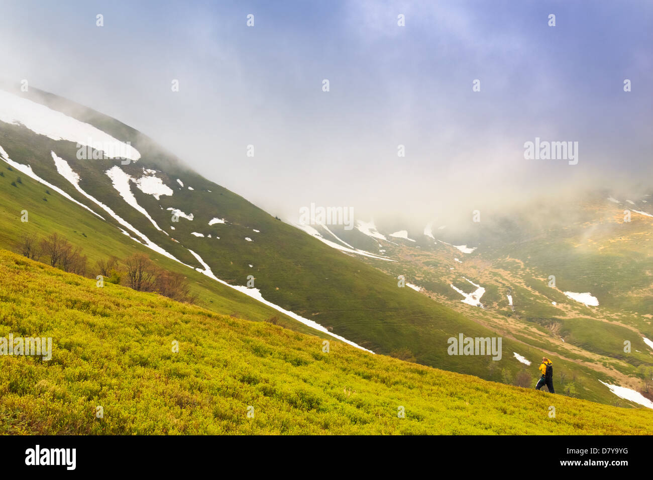 Fotografen fotografieren Frühlingslandschaft in den Karpaten Stockfoto