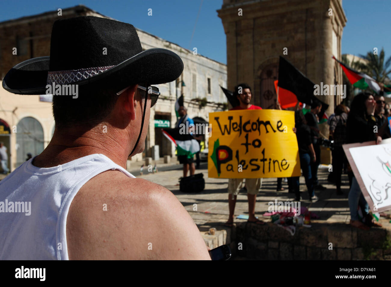Ein israelischer Jude steht neben den israelischen Arabern, die an einer Kundgebung in der Altstadt von Jaffa Israel zu Ehren des Nakba-Tages teilnehmen, der ein jährlicher Tag des Gedenkens an die Vertreibung ist, die der israelischen Unabhängigkeitserklärung von 1948 vorausging und folgte Stockfoto