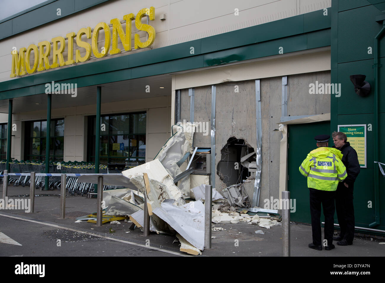 London, UK. 15. Mai 2013. Die Szene nach einer Übernachtung Loch in der Wand-Angriff auf den ATM bei Safeway-Supermarkt am Fachmarktzentrum Stirling, Stirling-Ecke, Borehamwood, Greater London. Bildnachweis: Adrian Siegel/Alamy Live-Nachrichten Stockfoto