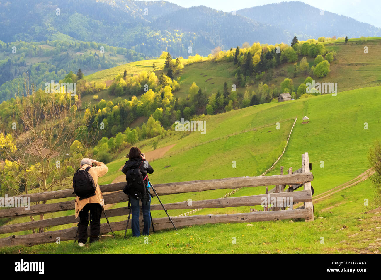 Fotografen fotografieren Frühling ländlichen Landschaft in den Karpaten Stockfoto