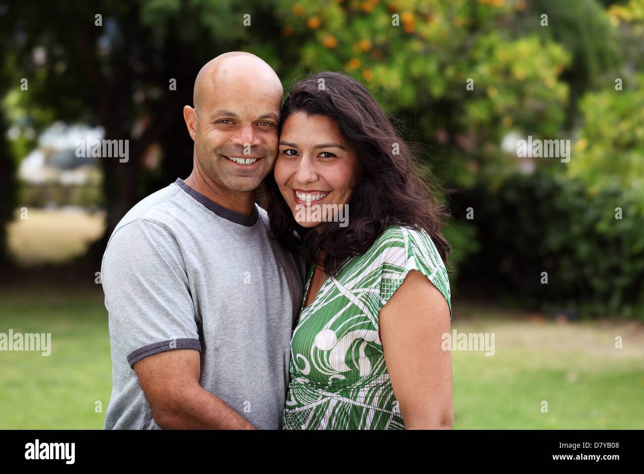 Ein paar glückliche Mischlinge entspannen Sie im Freien im Hinterhof oder Garten - mit Textfreiraum Stockfoto