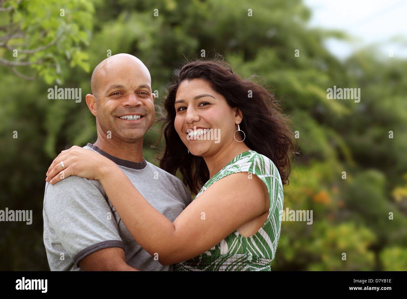 Ein paar glückliche Mischlinge entspannen Sie im Freien im Hinterhof oder Garten - mit Textfreiraum Stockfoto