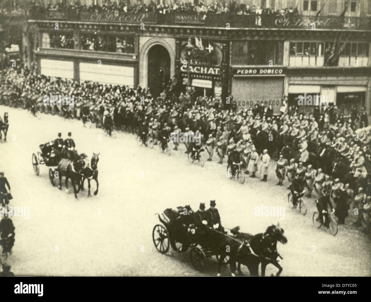 Dieses Bild zeigt eine Parade in Paris zum Gedenken an die Friedensbemühungen nach dem Ersten Weltkrieg. Die Parade zeigt prominente Führer, die an der Wilson-Konferenz teilnehmen, um das Ende des Krieges zu feiern. Stockfoto