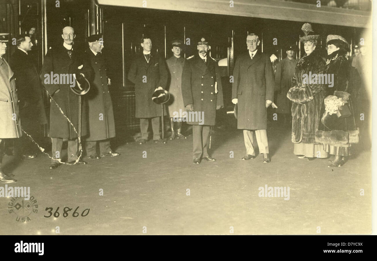Dieses Bild zeigt den Bahnhof Charing Cross in London, einen wichtigen Verkehrsknotenpunkt mit historischer Bedeutung. Er unterstreicht die Architektur des Bahnhofs und seine Rolle im Verkehrsnetz der Stadt. Stockfoto
