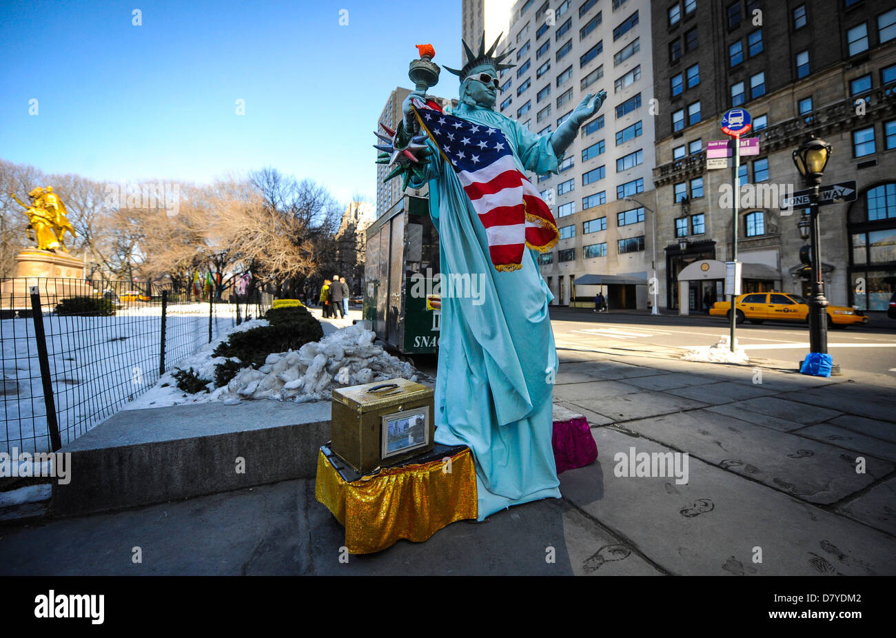 A Street Performer gekleidet wie die Statue of Liberty, in der Nähe von Central Park in New York City. Stockfoto