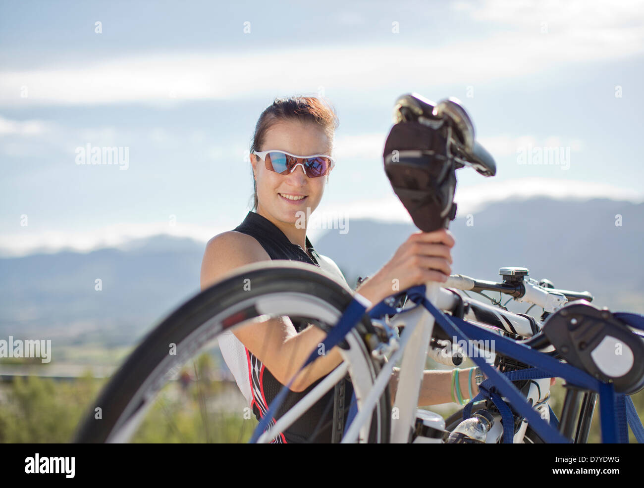 Frau, die Fahrrad aus-Zyklus rack Stockfoto