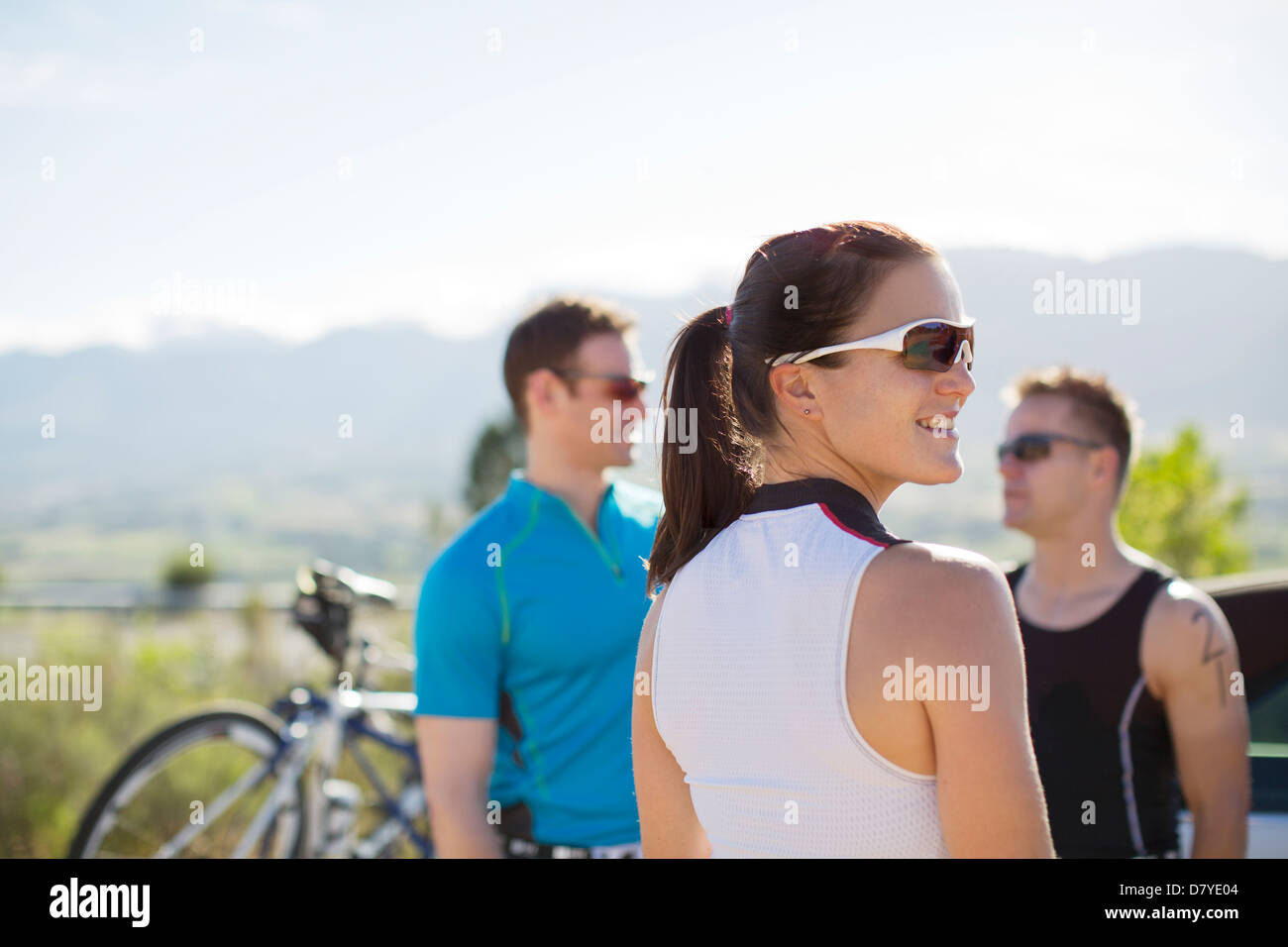Radfahrer auf Landstraße im Gespräch Stockfoto