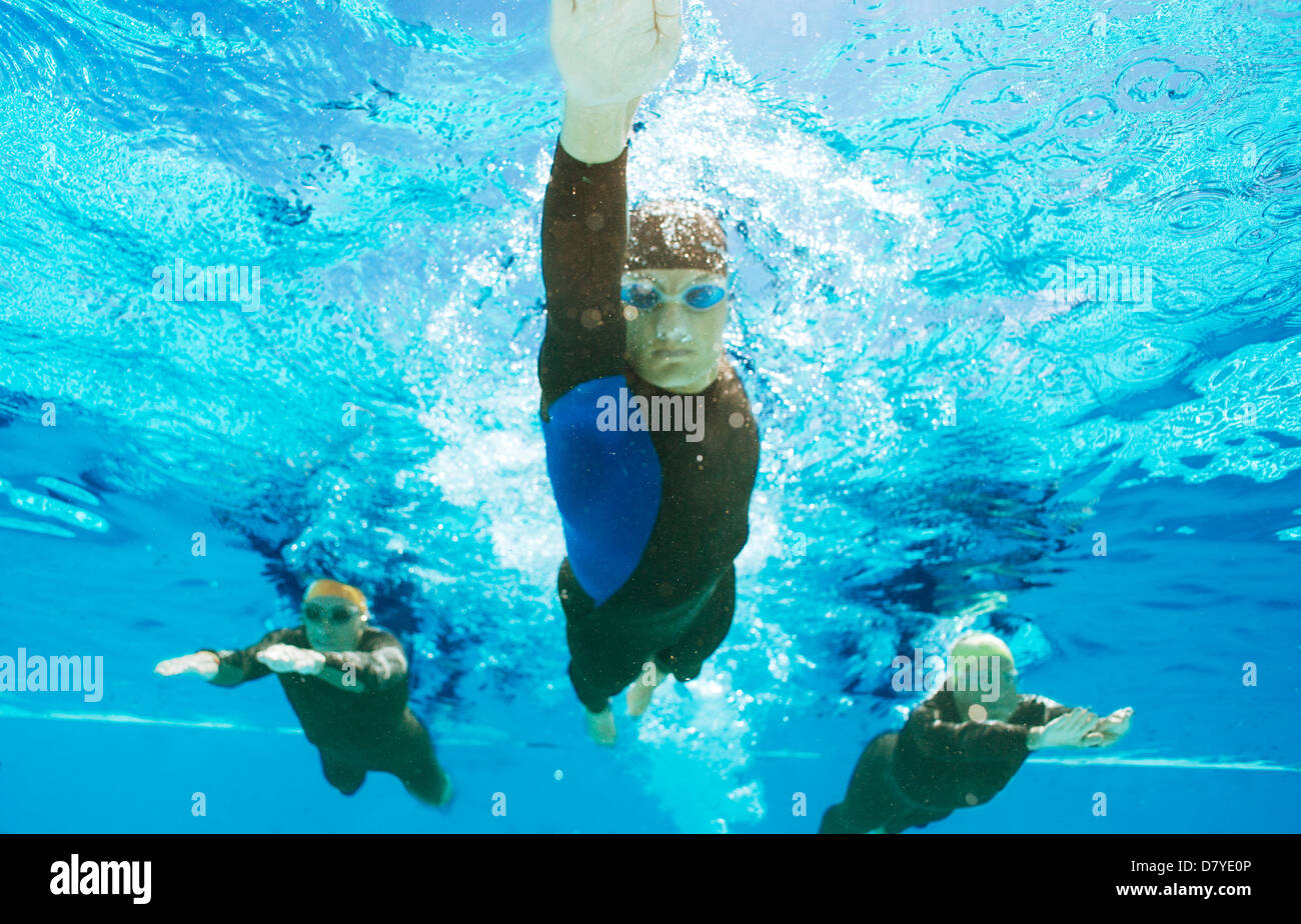 Triathleten in Neoprenanzüge unter Wasser Stockfoto