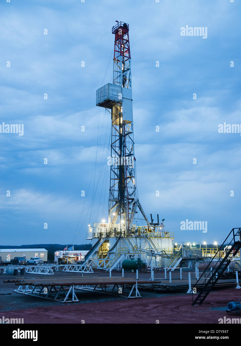 Eine Ölquelle-Rig steht über einen Brunnen, während Bruch bei Sonnenuntergang in central Oklahoma. Stockfoto