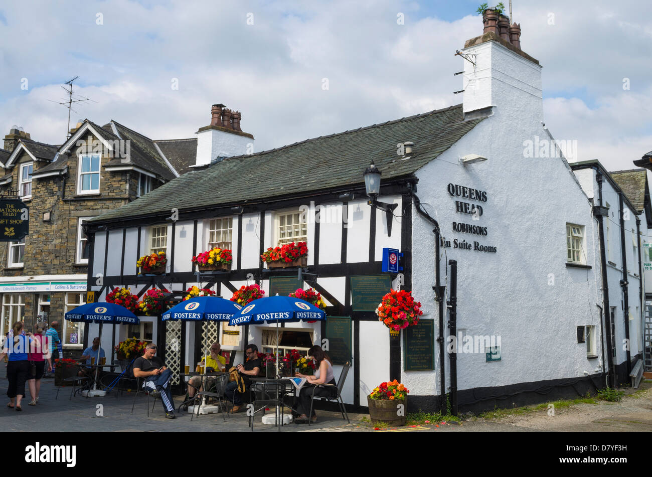 Queens Head Pub in Hawkshead Dorf in der Seenplatte, Cumbria, England. Stockfoto